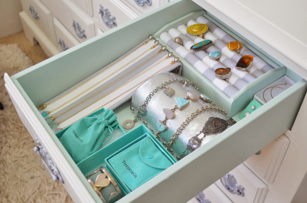 Cool Closet Jewelry Storage